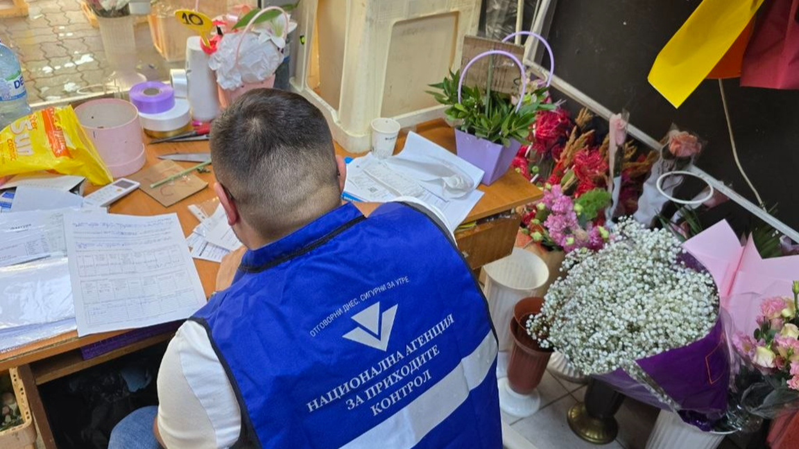 В навечерието на първия учебен ден НАП провери 88 търговци на цветя 