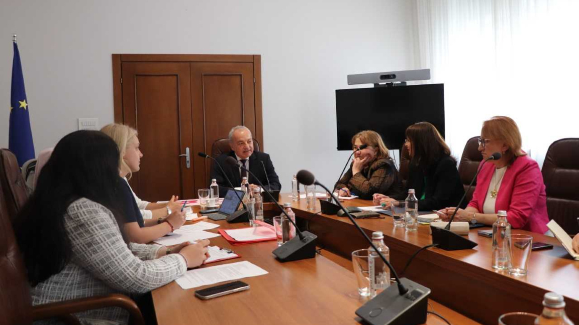 Doi miniștri au discutat cu părinții despre politicile de maternitate