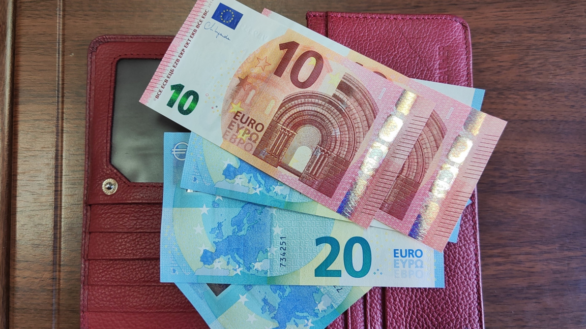 Курсът на еврото спрямо долара остава без промяна