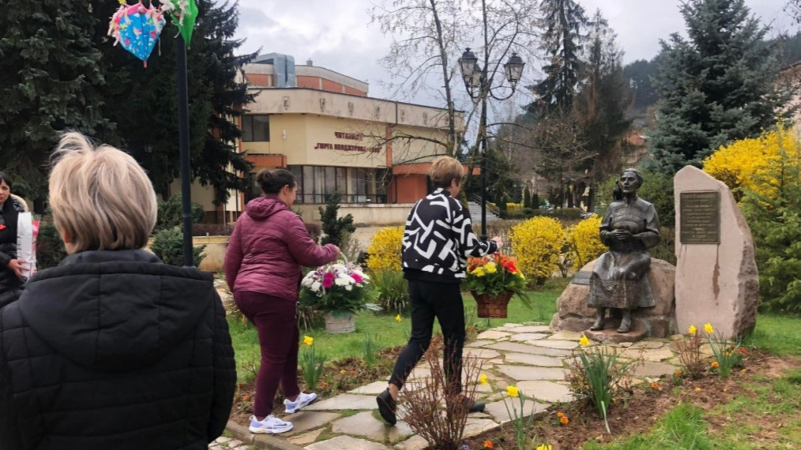 През 2019 година в Трън бе открит паметник на Гюрга Пинджурова