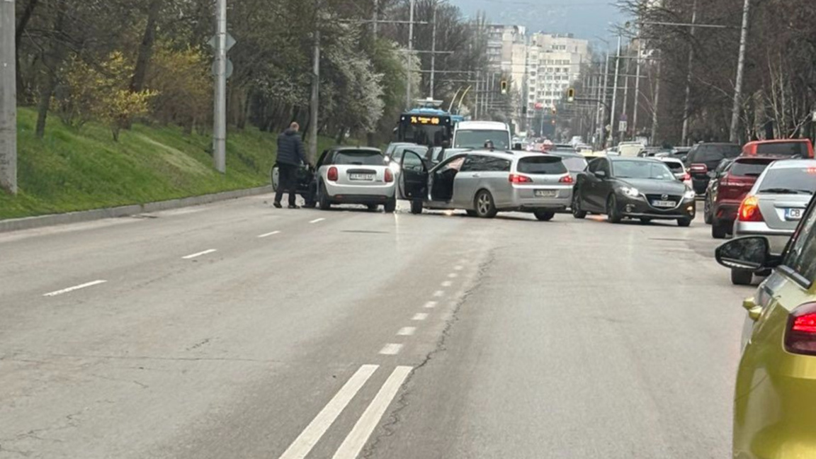 Катастрофа на бул. "Петко Тодоров" причини голямо задръстване