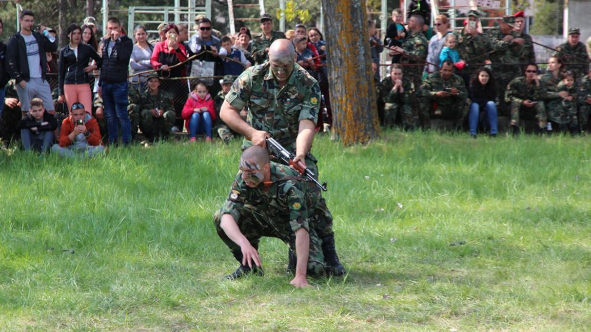 Военна техника от 42-ри батальон показва...