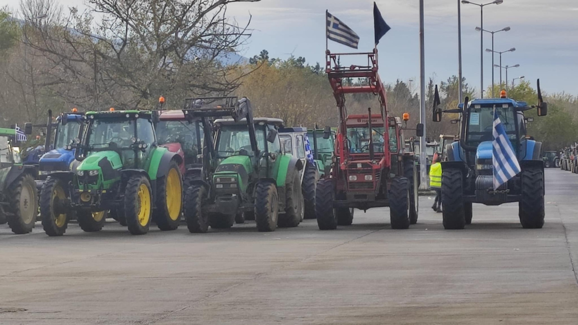 Блокада на границата: 10-километрова опашка от тирове на "Кулата"