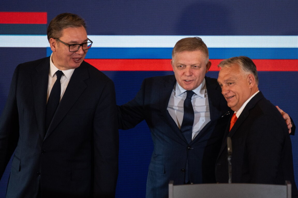 Президентът на Сърбия Александър Вучич (вляво), министър-председателят на Словакия Роберт Фицо (в центъра) и премиерът на Унгария Виктор Орбан  (вдясно) на съвместна пресконференция след срещата в Комарно, Словакия, 22 октомври 2024 г.