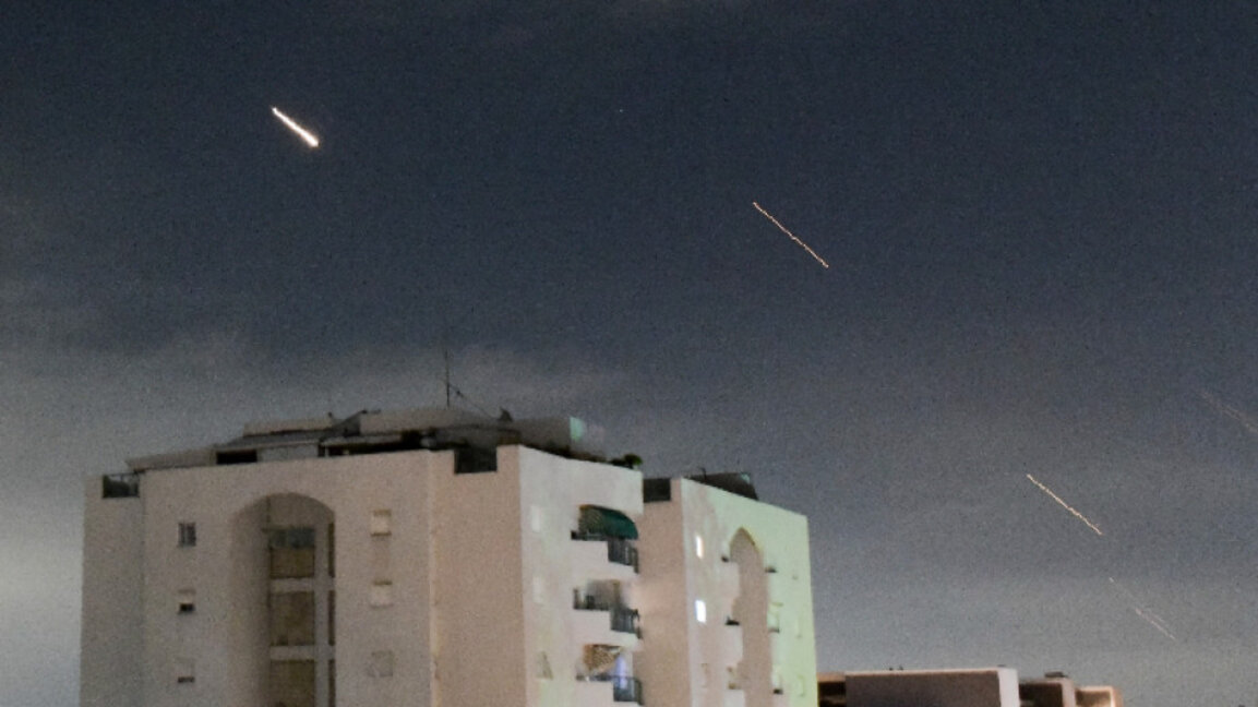 200 ирански ракети са изстреляни по Израел, няма данни за поражения и жертви