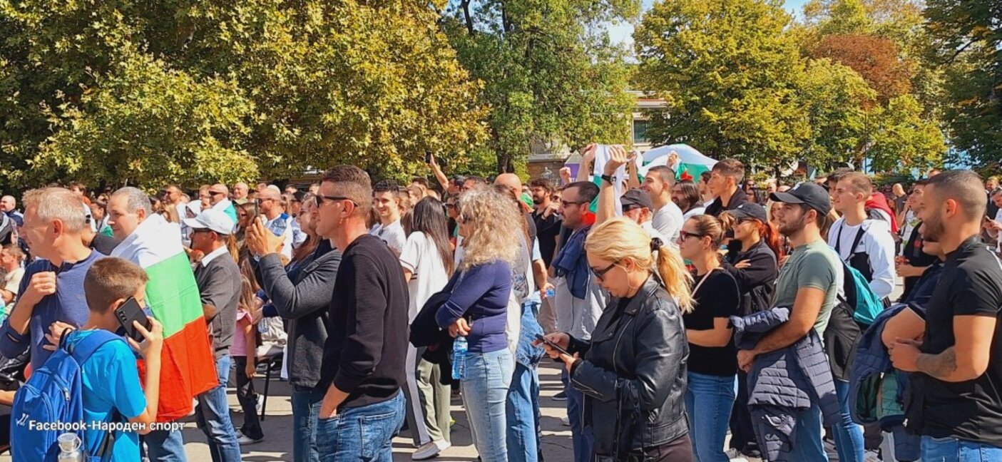 Феновете коментират спечелените сребърни медали от българските волейболисти     (ВИДЕО)