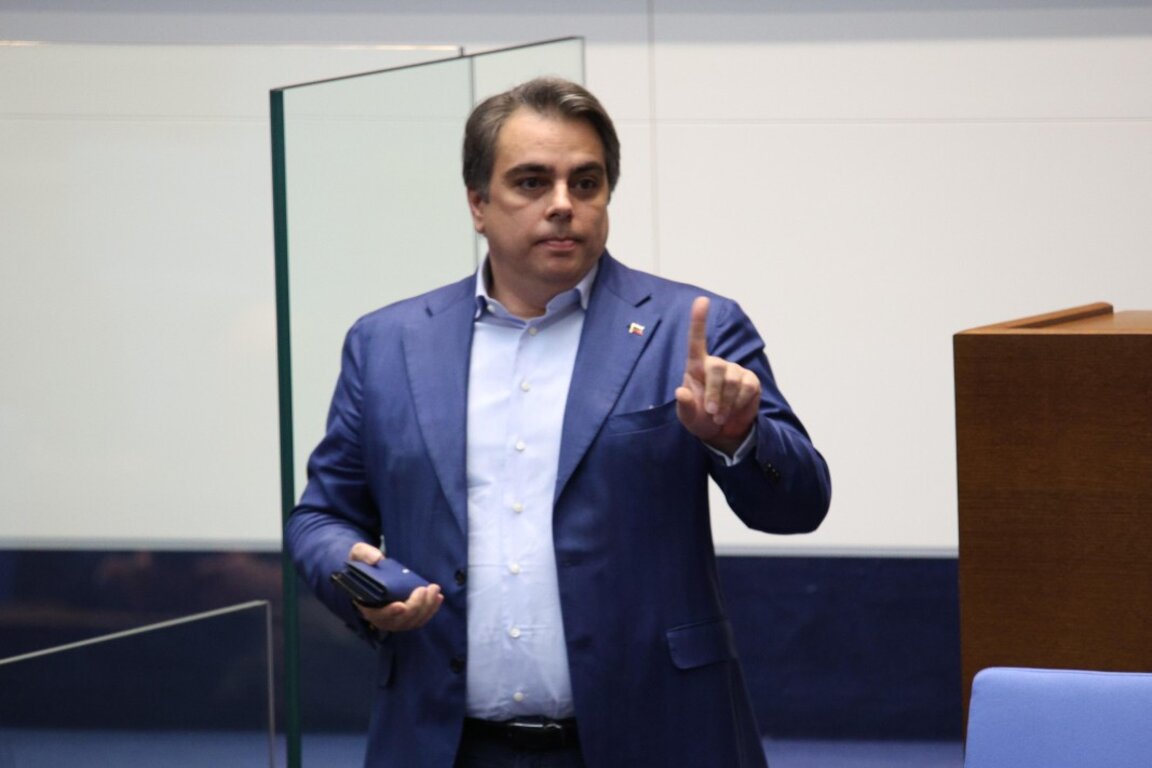Асен Василев за ареста на сътрудника му: Пълни глупости - един голям фарс!