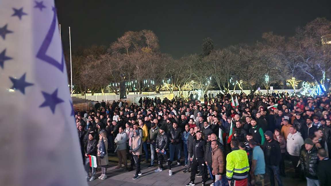 Thousands rally in support of the cabinet