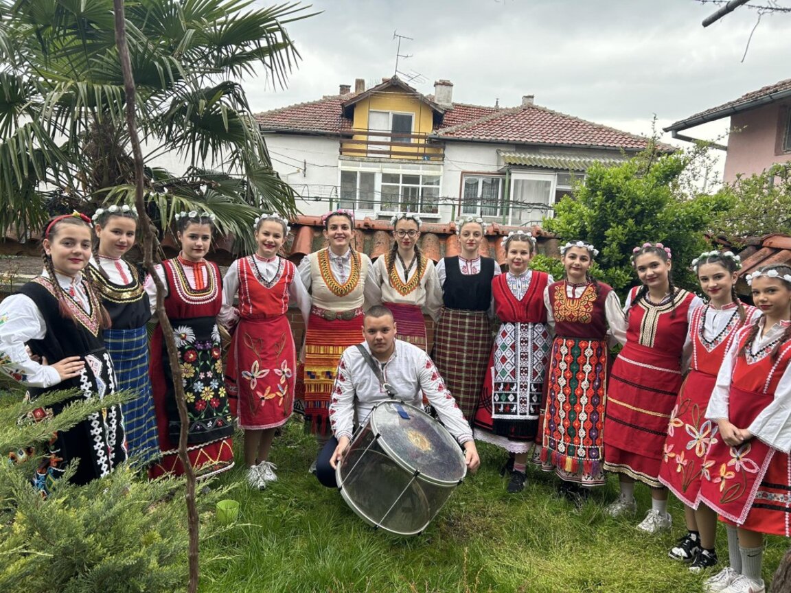 Лазарки от Долно Езерово помогнаха на семейство, останало без дом след пожар
