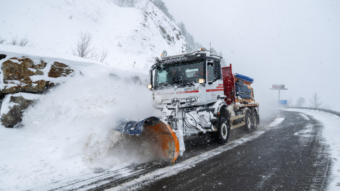 Снегорин работи на шосе в Испания