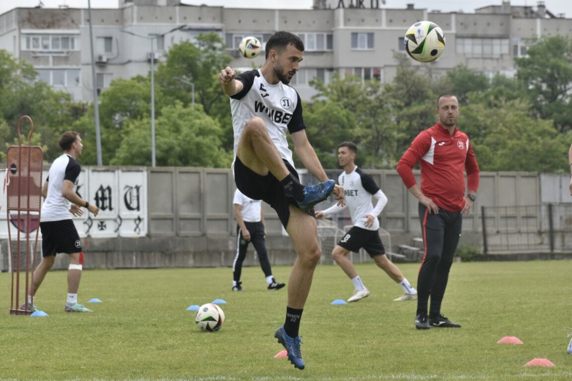"Черно-белите" се готвят за поредния си финал за спасение
