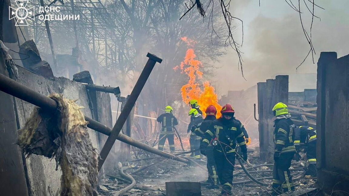 Украински спасители работят на мястото на повреден обект от гражданската инфраструктура след двойна ракетна атака в Одеса, 15 март 2024 г.