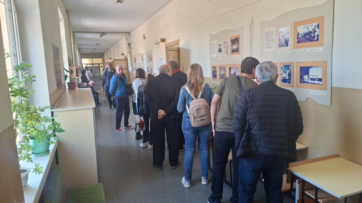 Опашки от чакащи да гласуват пред видинско училище