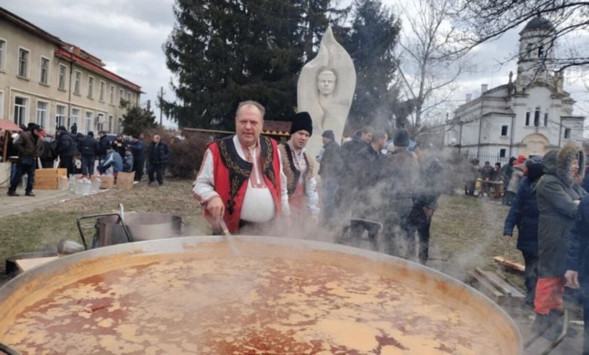 Празник с греяна ракия и зелева чорба