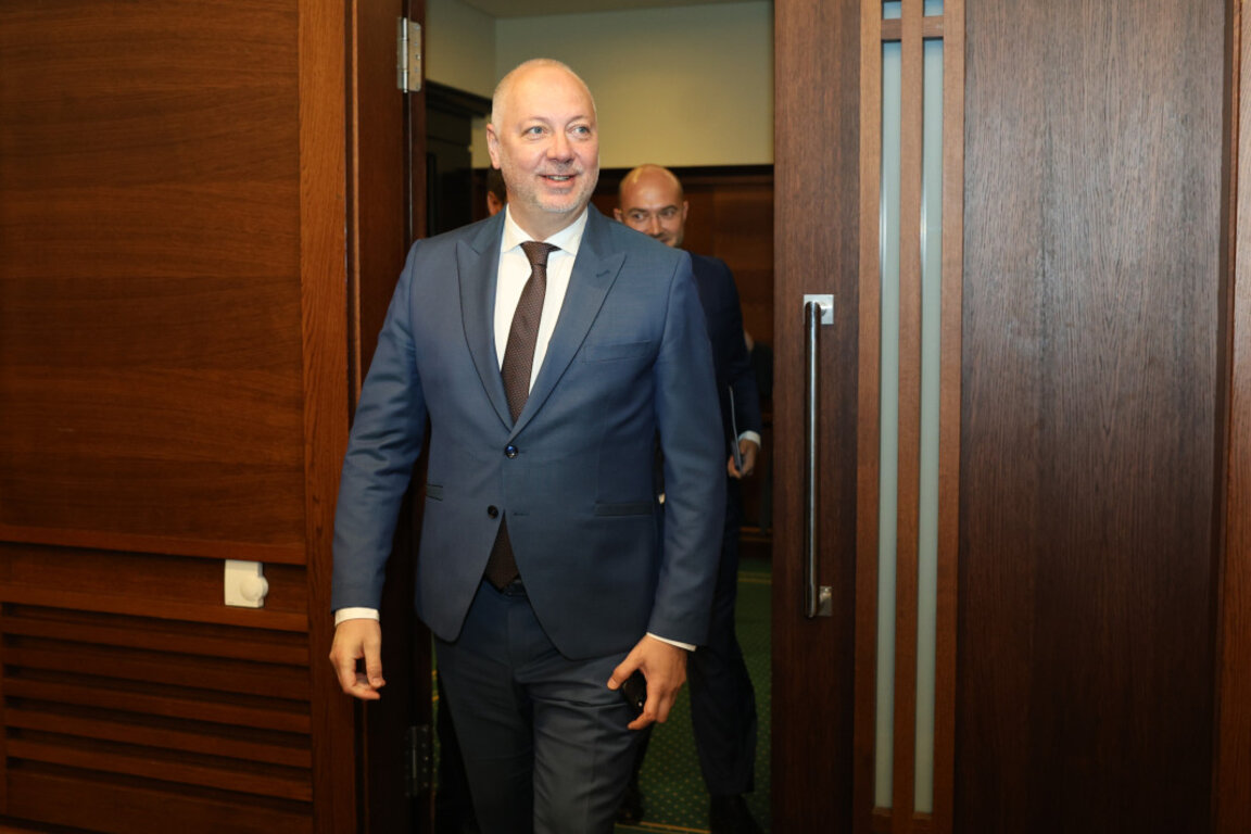 Kryeministri mendon se propozimi për një referendum për euron është jokushtetues