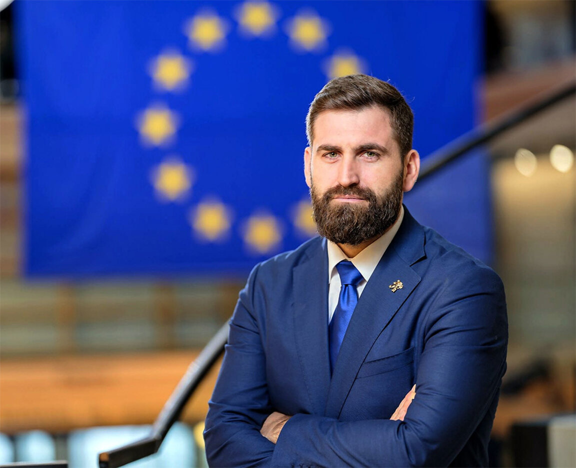 Ще стане ли безплатен ръчният багаж в самолета: Какво включва законопроектът на ЕП за правата на пътниците?