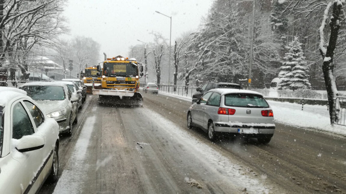 75 машини почистват снега в София