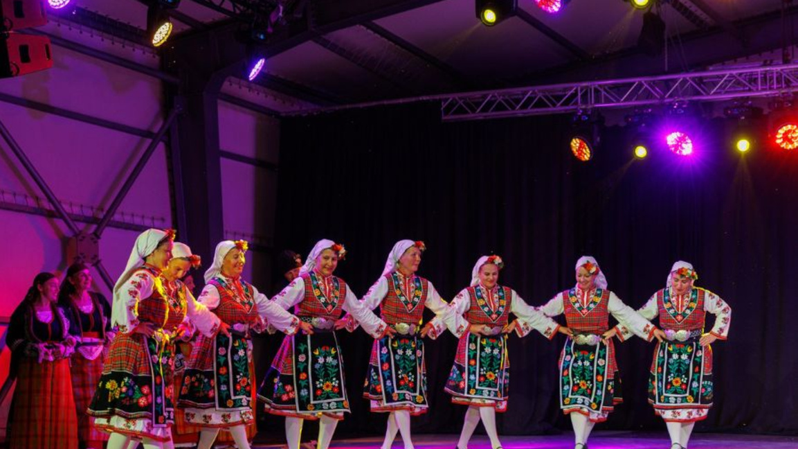 Online-Katalog mit bulgarischen Reigen geht auf Europatour
