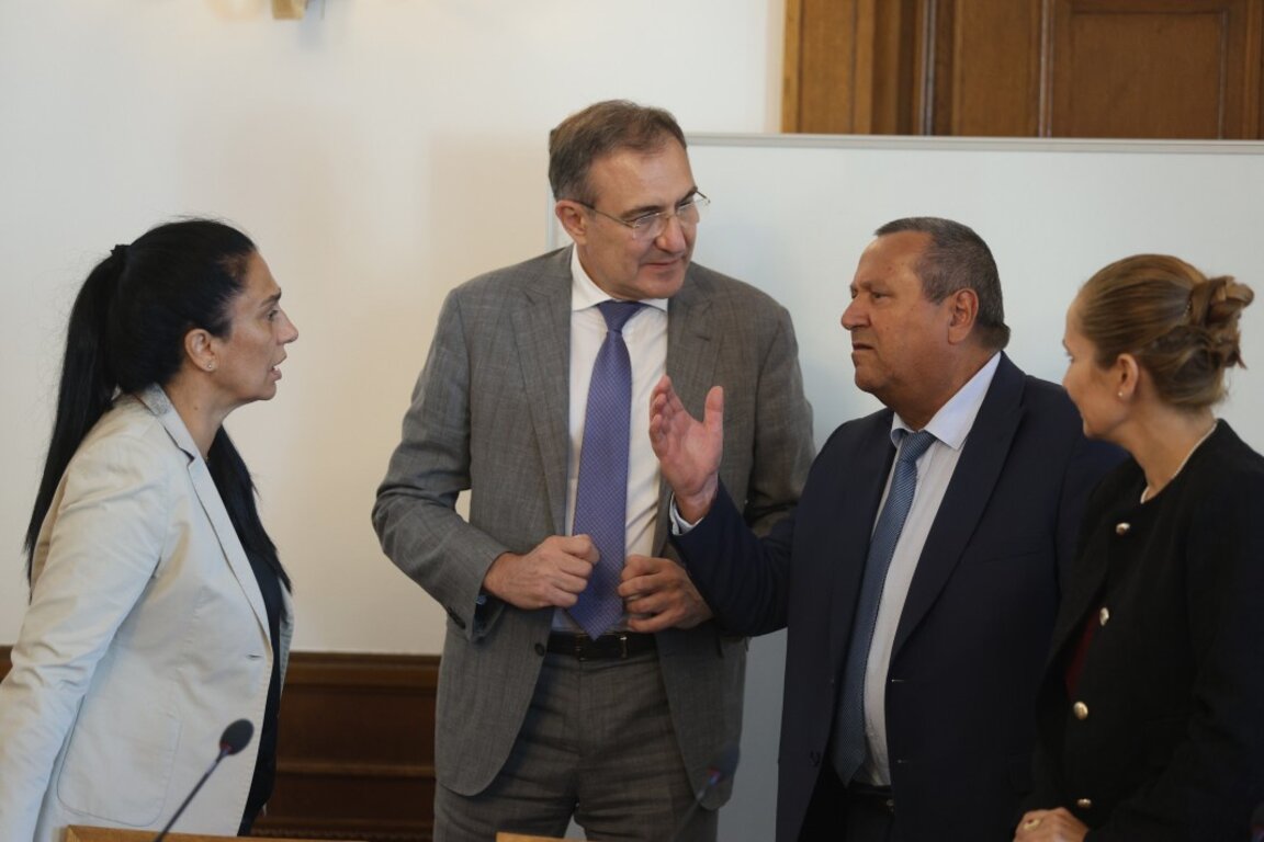 Зам.-министърът на труда и социалната политика Румяна Петкова, министърът на труда и социалната политика Борислав Гуцанов и депутатът от "Алианс за права и свободи" Хасан Адемов разговарят преди заседанието на Комисията по труда и социалната политика - 3 септември 2025  г.