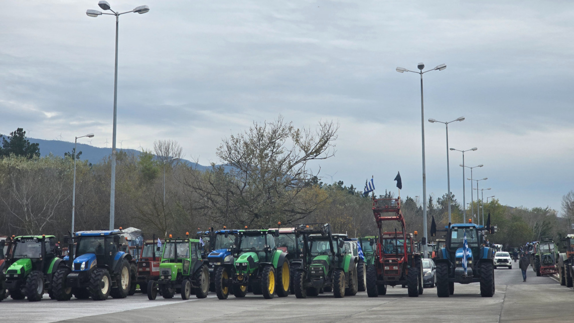 Гръцките фермери са разположили трактори в района на "Кулата"