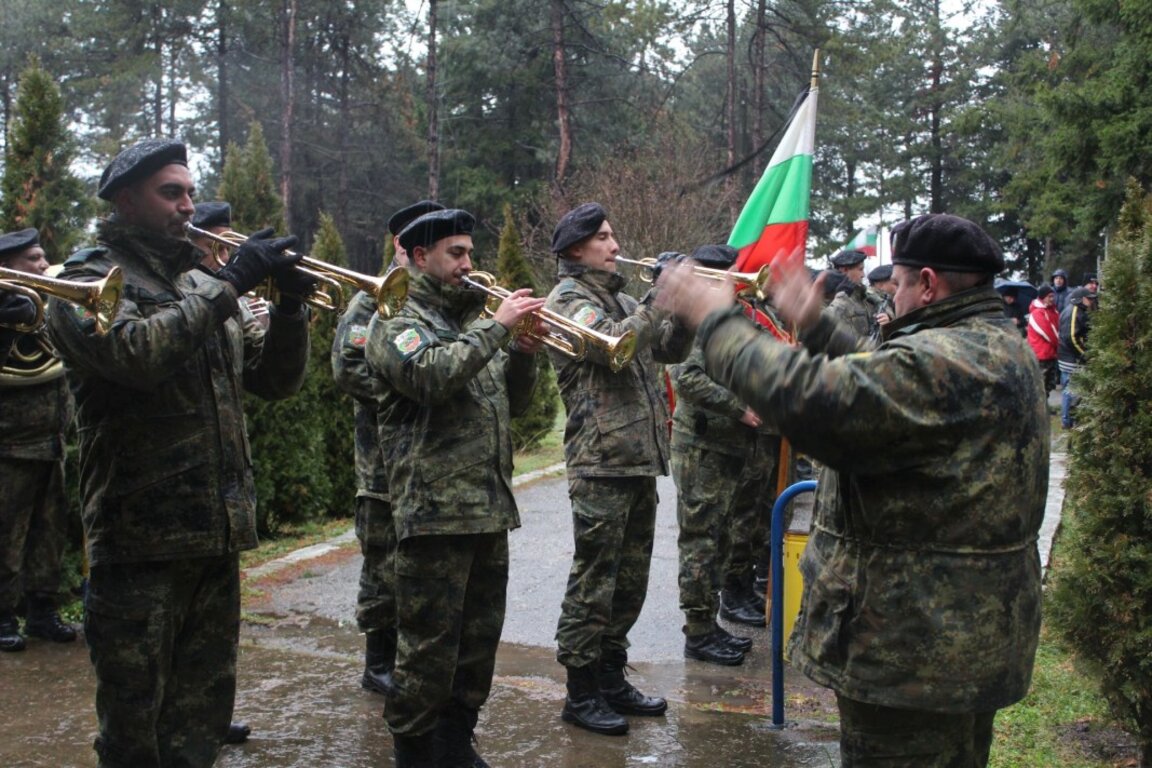 С най-високи почести изпратиха кмета на Две могили