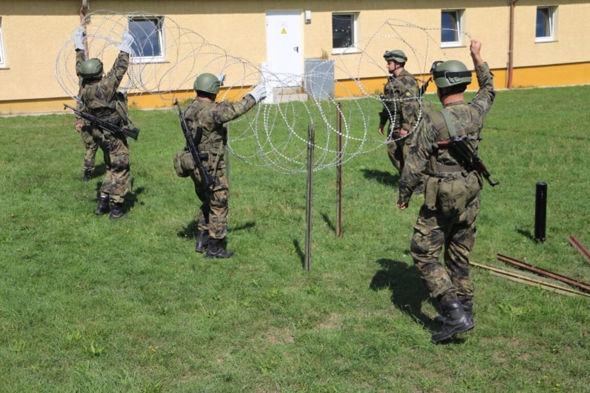Soldați bulgari în timp de antrenament