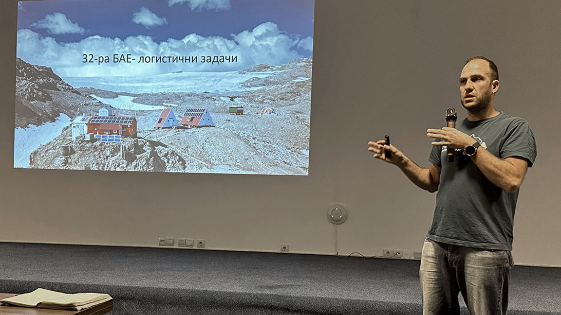 Comandantul  navei militare de cercetare în Antarctica