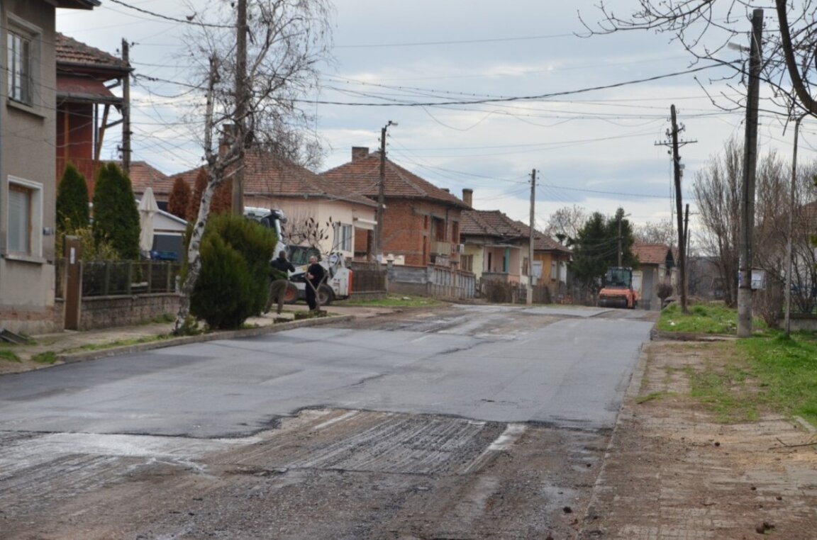 Тече асфалтиране на улица в Дунавци