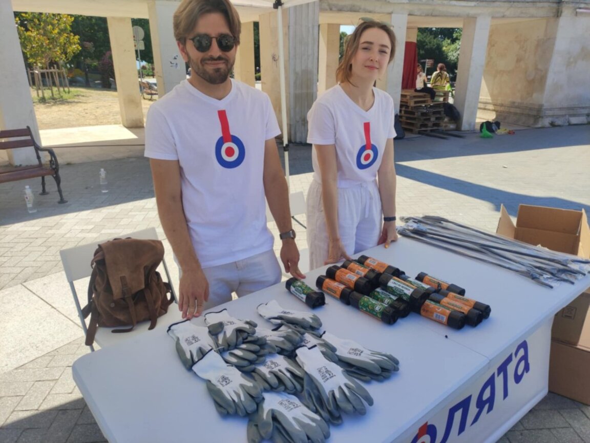 Кампания "Неволята" на входа на Морската градина във Варна