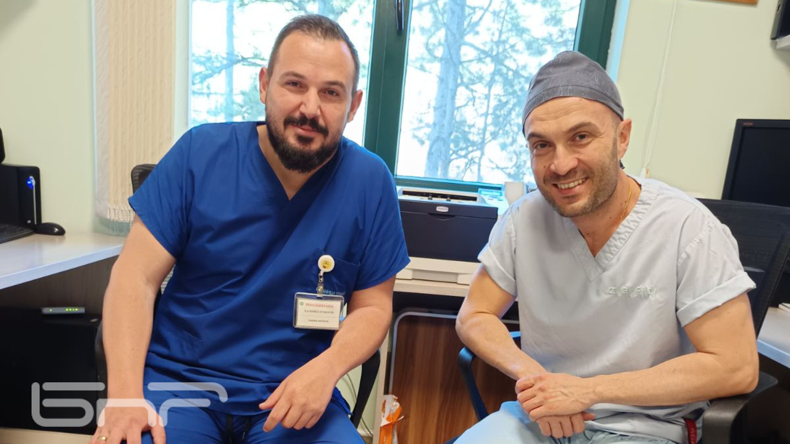 Д-р Павел Атанасов и д-р Светослав Бисеров - екипът, извършил иновативната процедура