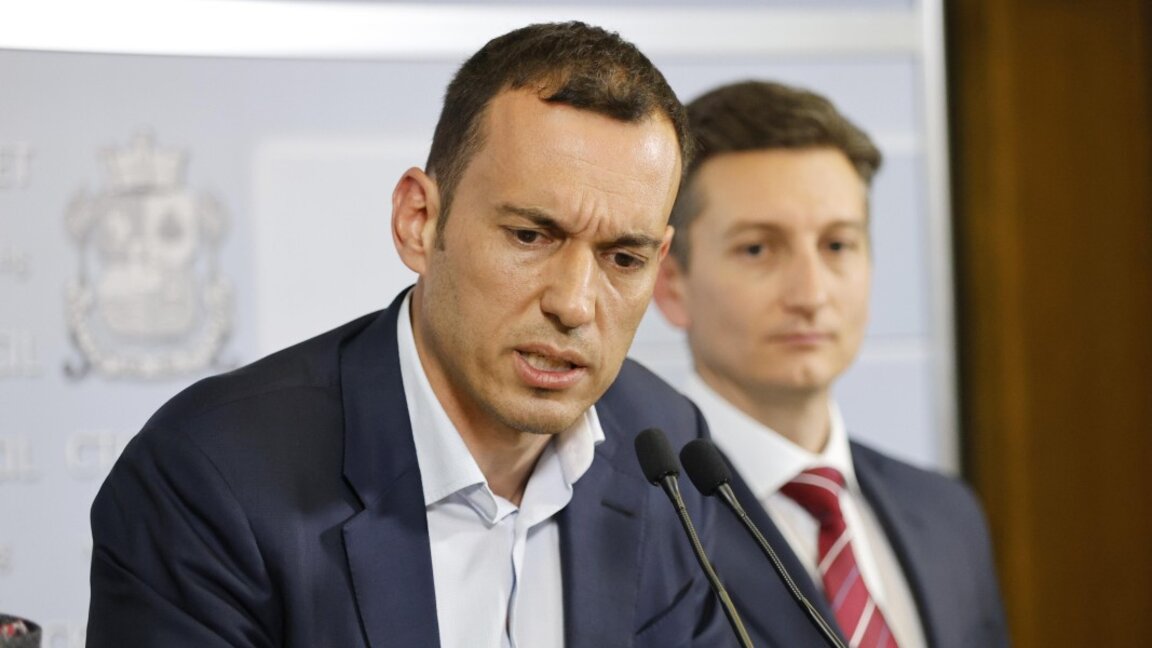 Кметът Васил Терзиев коментира приетия бюджет на столицата -  29 май 2025 г. На втори план вдясно -  зам.-кметът по финанси Иван Василев.