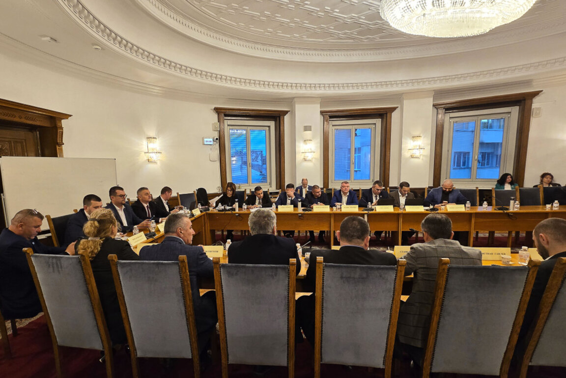 На заседанието на Комисията по транспорт и съобщения в НС - 18 ноември 2025 г.