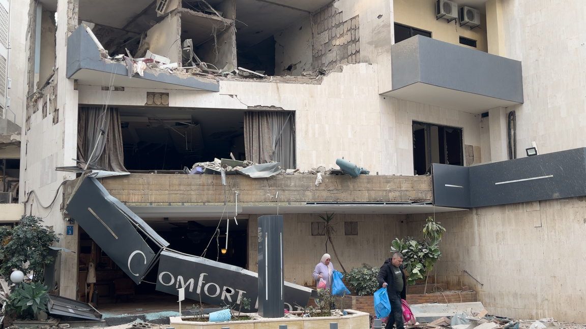 Гости напускат хотел, ударен от израелски въздушен удар в Хазмие, източно от Бейрут, Ливан, 4 март 2026 г.