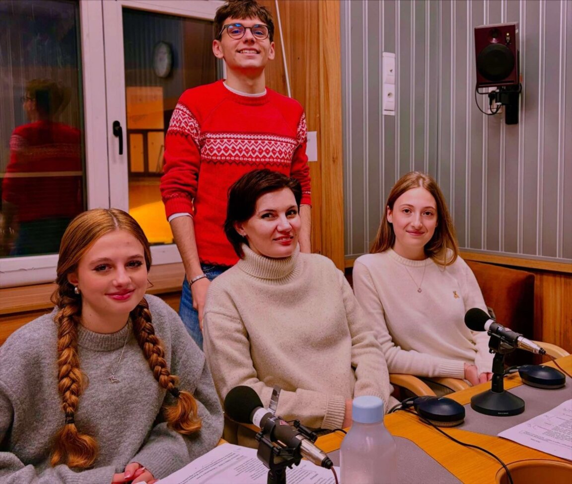 Неда, Верен, Лора и Теодора Велева