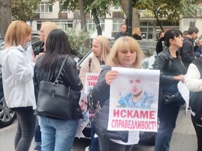 Хората от Цалапица протестират пред Съдебната палата в Пловдив