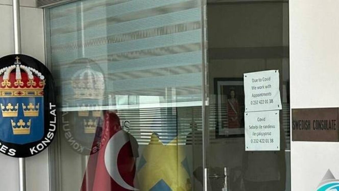 Турска служителка в консулството на Швеция в Измир e прострелян и е тежко ранена