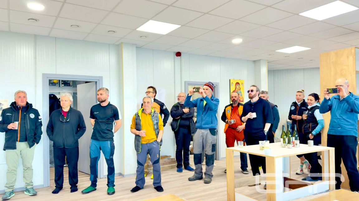 Изложба с творби на Жорж Папазов на остров Ливингстън