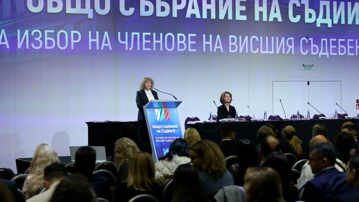 председателят на Върховния касационен съд Галина Захарова и изпълняващият функциите председател на Върховния административен съд Ваня Анчева (вдясно).