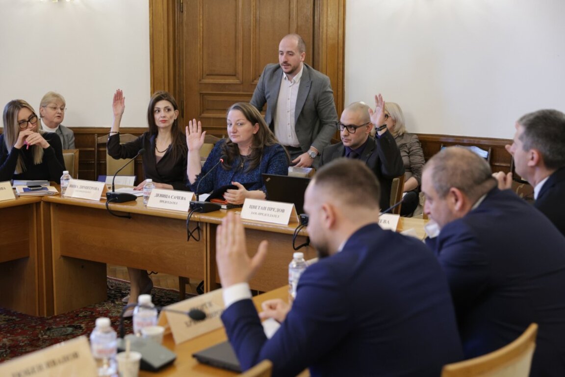 Председателят на Комисията по труда и социалната политика на НС Деница Сачева (в средата) и зам.-председателите Нина Димитрова (отляво) и Цветан Предов (вдясно).
Снимка: Владимир Шоков/БТА (ЕВ)