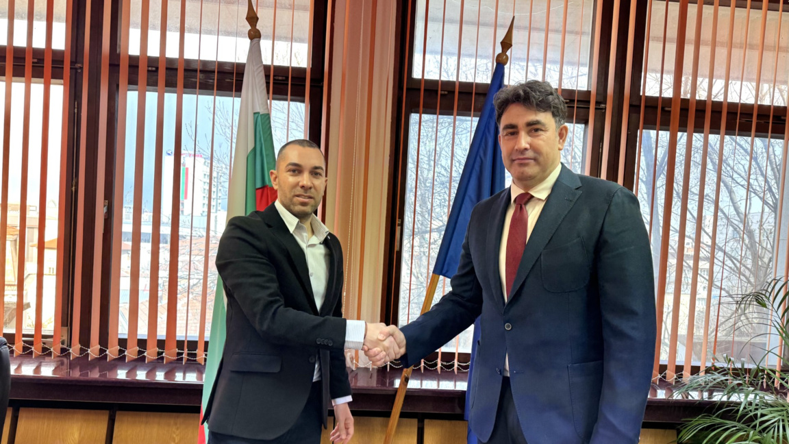 Мартин Мачев (вляво) предава управлението на област Плевен на новоназначения управител Александър Йотков