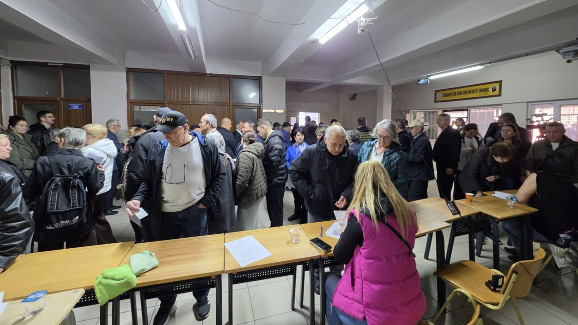 İstanbul'un Avcılar semtinde seçmenler