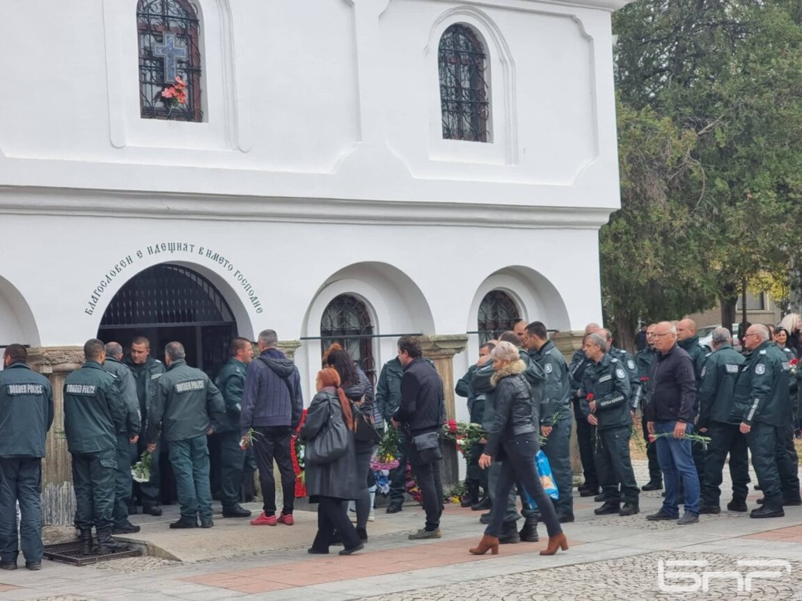 Погребението на убития полицай в Елхово.