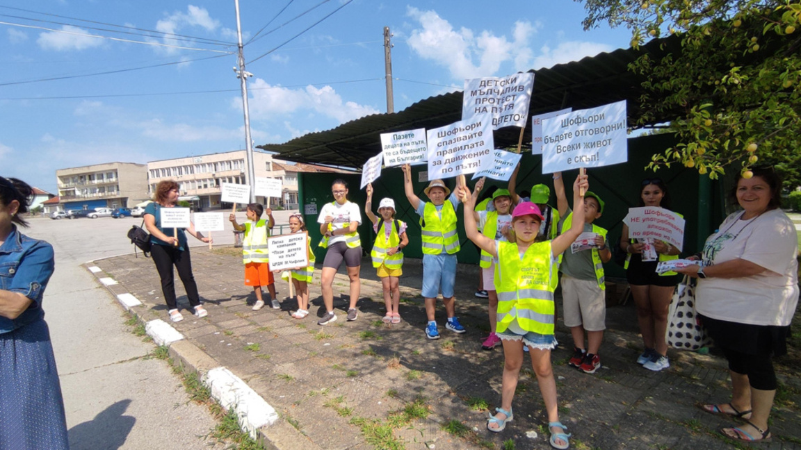 Bulgarian children stage road safety protest in village of Balvan