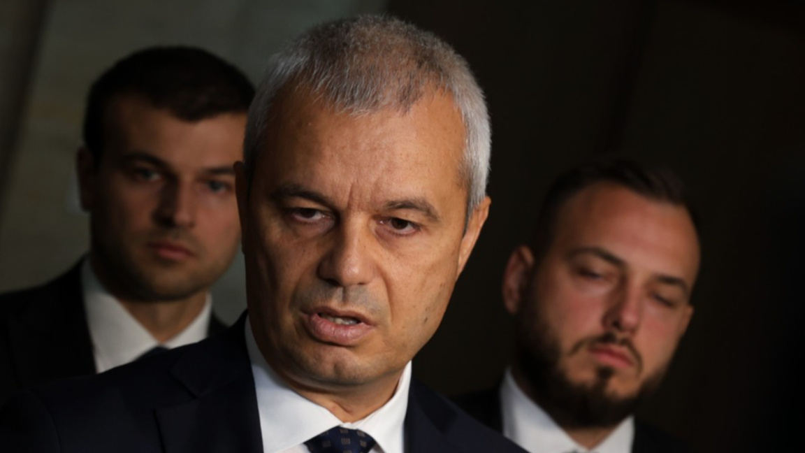 Председателят на "Възраждане" Костадин Костадинов дава изявление пред медиите в кулоарите на НС - 11 септември 2025 г.