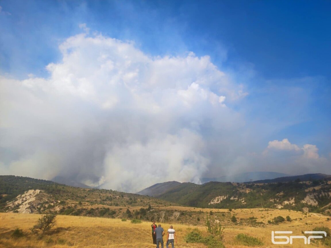 Тежката битка срещу огромния горски пожар в Пирин продължава