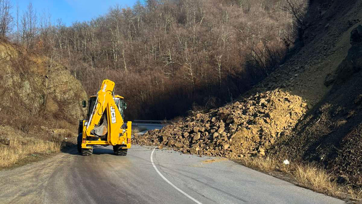 Свлачище затруднява движението по пътя Сливен - с. Бяла