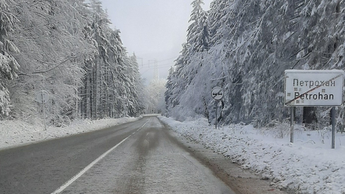 Над 40 машини почистват снега в Монтанско