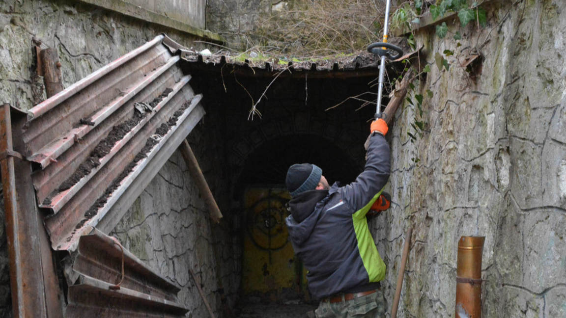 Общински работник почиства хасковско бомбоубежище и противорадиационно укритие, снимката е илюстративна