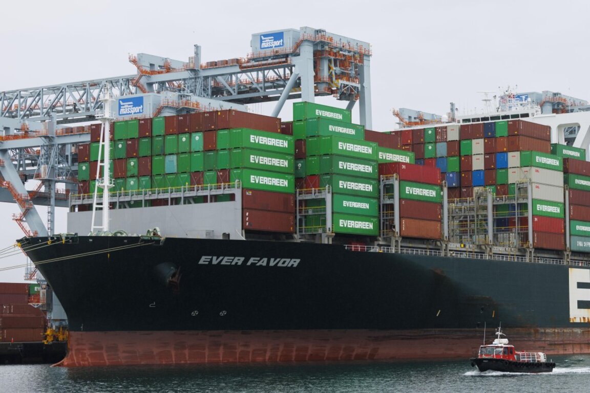 Контейнерновоз разтоварва на терминал Conley в Бостън, Масачузетс, САЩ, 27 февруари 2025 г.