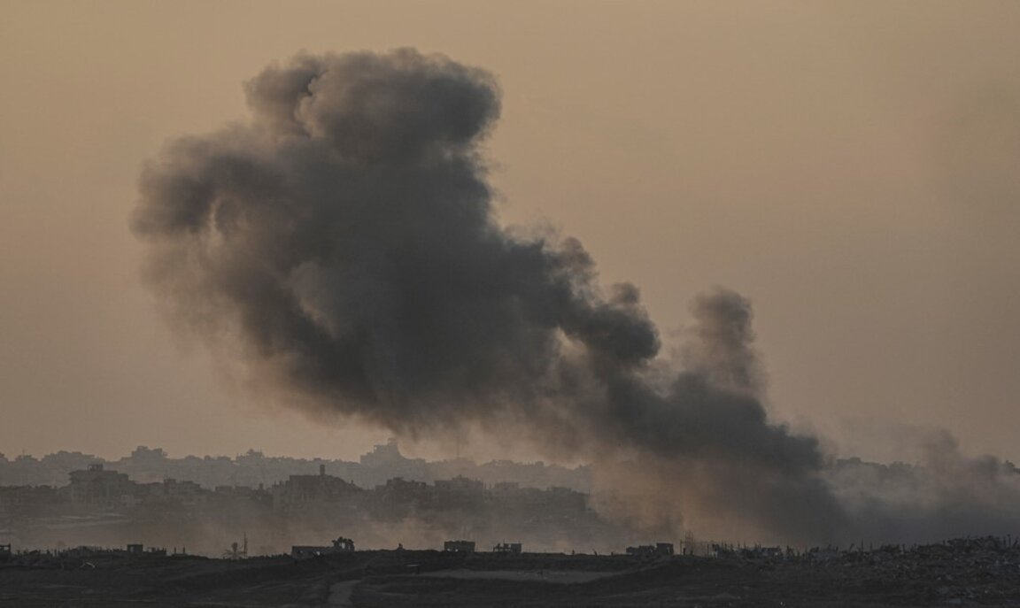 Дим се издига след израелски въздушен удар в Ивицата Газа, 6 януари 2025 г.